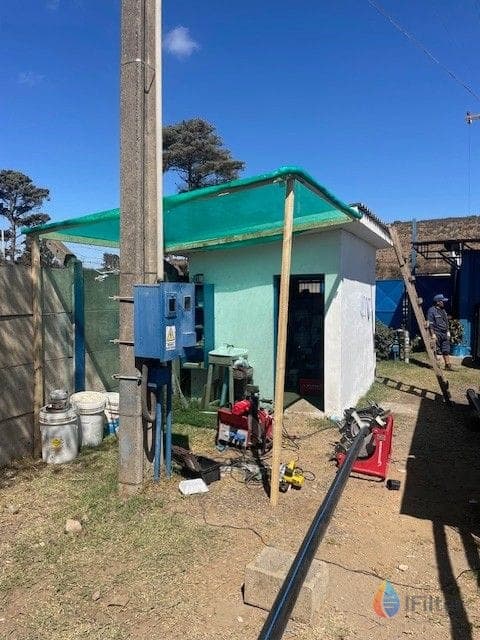 Traslado de estanques para el sistema de agua potable rural con camión grúa