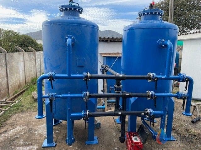 Detalle de los filtros instalados y tuberías conectadas