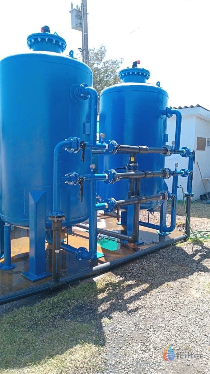 Sistema de agua potable rural con filtros recién instalados